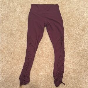 Women’s Fabletics ankle length plum leggings - size S